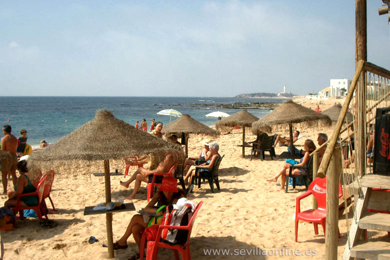 Vista sul 'Faro de Trafalgar' spiaggia di Los Caos de Meca - Costa de la Luz in Cadice, Spagna.