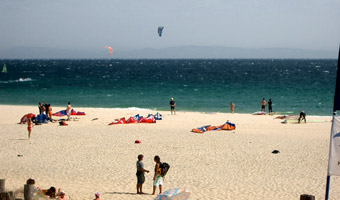 Le spiagge di Tarifa, la capitale del windsurf e kitesurf nel estremo sud della Spagna sulla Costa de la Luz - Andalusia, Spagna.