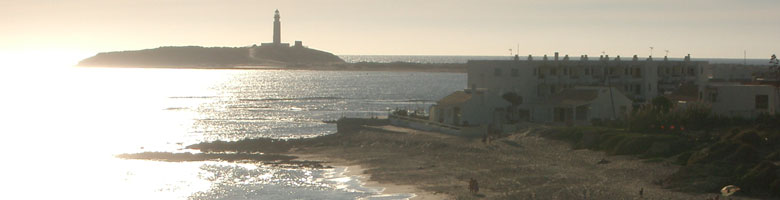 Uitzicht over de vuurtoren van Trafalgar in los Caños de Meca aan de Costa de la Luz. Provincie Cadiz - Andalusie, Spanje.