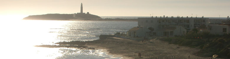 Vista sul 'Faro de Trafalgar' spiaggia di Los Caos de Meca - Costa de la Luz in Cadice, Spagna.