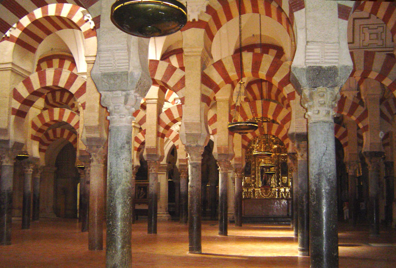 The forest of columns and arches inside the Mezquita, Cordoba - Andalusien, Spanien