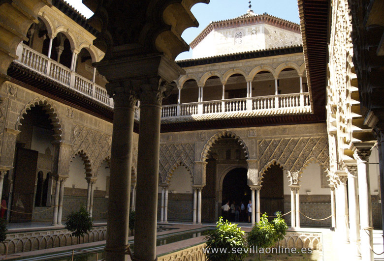 Un patio dans l'Alcazar en Seville - l'Andalousie, Espagne 