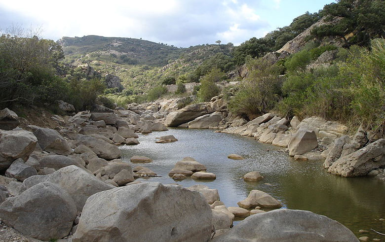 De Hozgarganta rivier in het natuurpark los Alcornocales - provincie Cadiz, Andalusië.