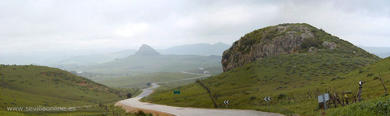 Panoramic van de noordelijke toegang tot natuurgebied los Alcornocales (bij Alcalá de los Gazules), provincie Cadiz