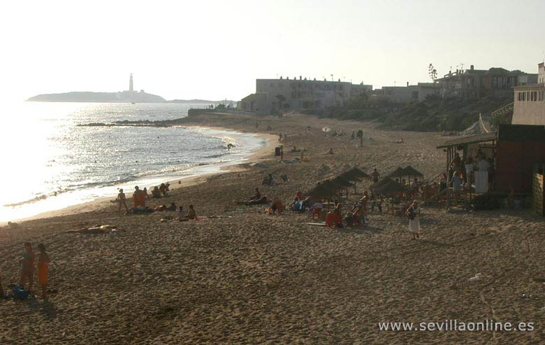 Eén van de vele stranden aan de Costa de la Luz met uitzicht over de Faro de Trafalgar vuurtoren - Andalusië, Spanje. 