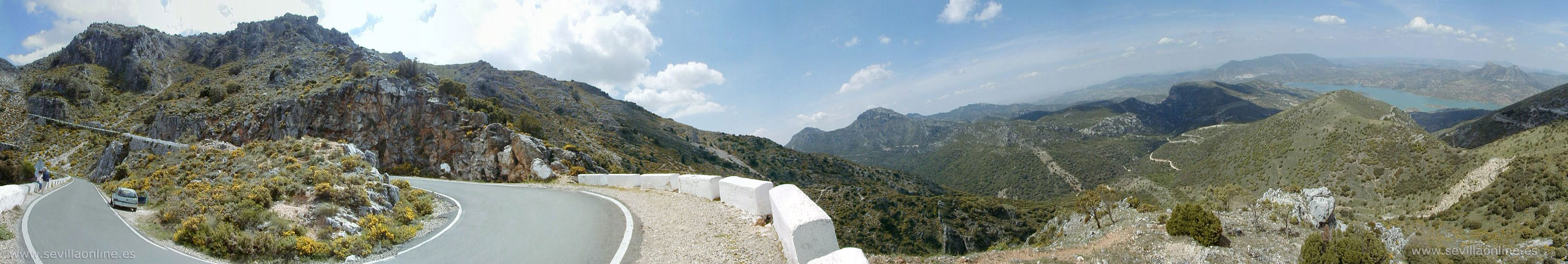 Haarspeldbochten in het natuurgebied Sierra de Grazalema, provincie Cadiz - Andalusië, Spanje. 