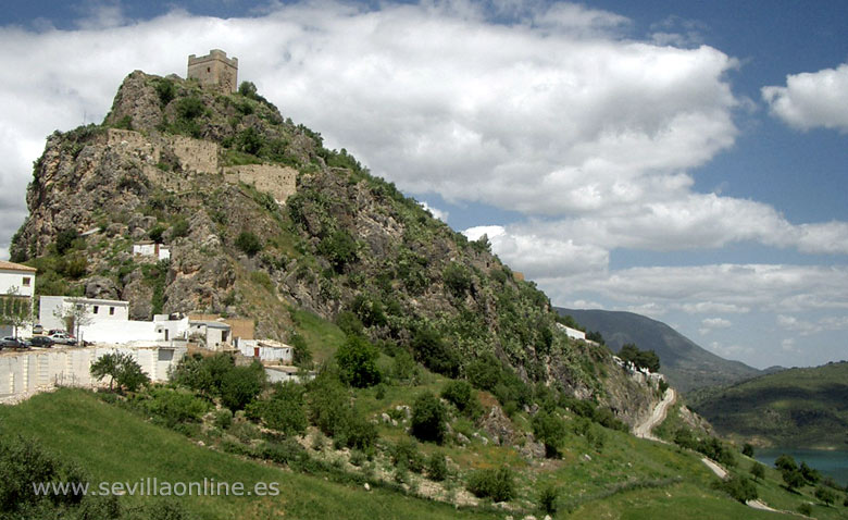 Het dorp Zahara de la Sierra in het natuurpark Sierra de Grazalema - provincie Cadiz, Andalusië.