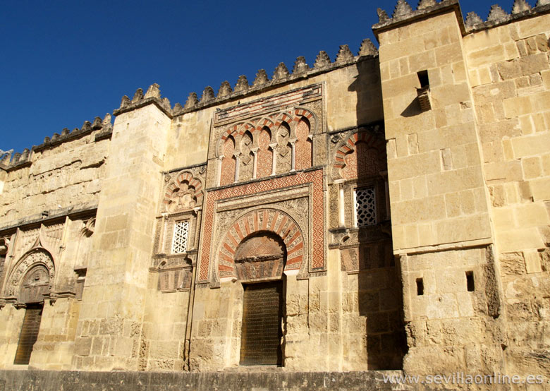 De buitenkant van de Mezquita is niet half zo indrukwekkend als de binnenkant, Cordoba - Andalusië, Spanje.