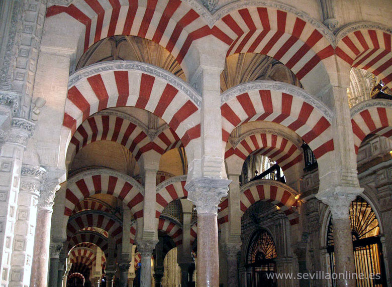 Van storm Ale huren Moors boogwerk in de Mezquita (moskee), Cordoba- Andalusië, Spanje.