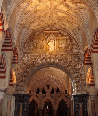 De mezquita is hoogstwaarschijnlijk het enige monument waar je moorse en christelijke motieven naast elkaar kan vinden.