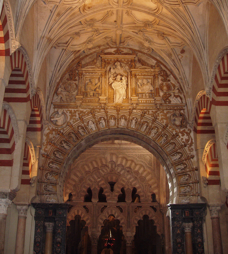 De mezquita is hoogstwaarschijnlijk het enige monument waar je moorse en christelijke motieven naast elkaar kan vinden.