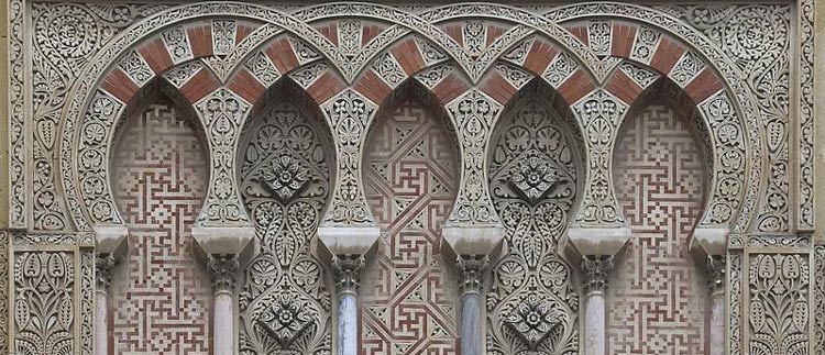 Vista delle archi a la entrata della Moschea di Cordoba, Spagna.