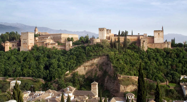 Vista sul Alhambra dal Mirador de San Nicolás nel quartiere del Albayzín, Granada - Andalusia, Spagna