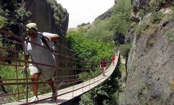 Sierra Nevada parque natural - puente colgante de Cahorros, Monachil