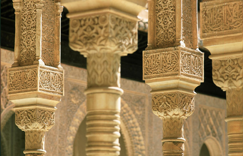 Decorazioni sulle colonne nel Alhambra - Granada, Andalusia