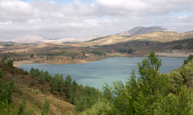 Vista sul embalse (serbatoio) del Guadalteba-Guadalhorce vicino al Chorro/Desfiladero de los Gaitanes