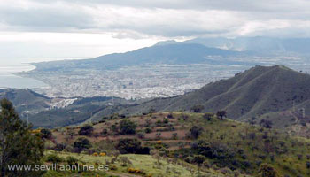 Vista su Malaga città dal parco naturale Montes de Malaga, Costa del Sol