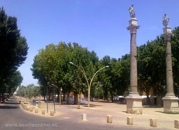 Hercules and Ceasar are crowning the roman columns on the Alameda