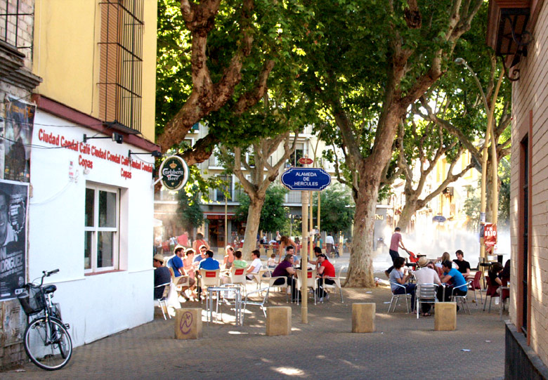 Las terrazas en la Alameda de Hércules - Sevilla, España.