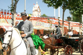 Paard, ruiter en dame flaneren op het feria-terrein