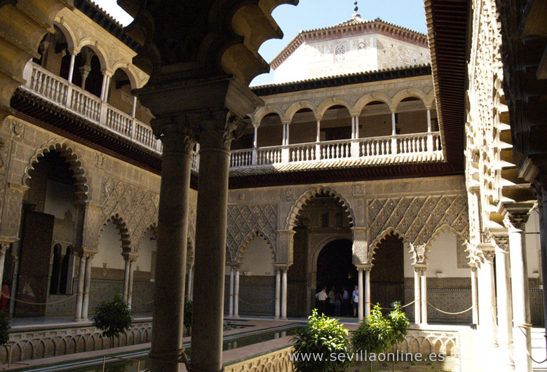 Un patio nel Alcazar a Sivigilia.