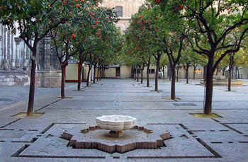 Patio de los Naranjos (Organgengarten).