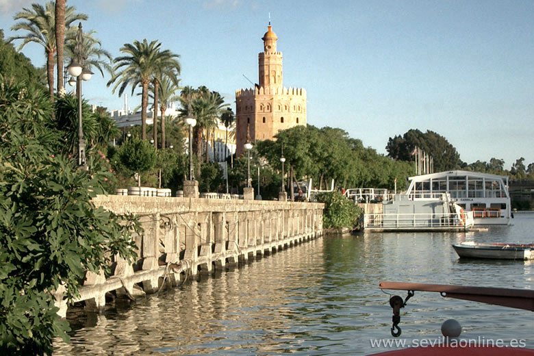 La Torre del Oro sur la Guadalquivir à Seville - Andalousie, Espagne 