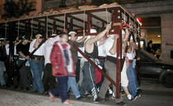 Semana Santa Sevilla - Costaleros ensayando