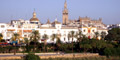 Uitzicht over het centrum van Sevilla over de Guadalquivir rivier.