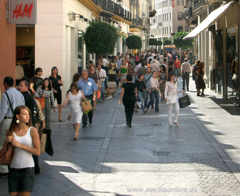 Der Fußgänger und Shopping zonen Tetuan im Zentrum Sevillas