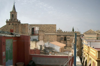 Vista desde la azotéa del ático-duplex sobre la iglesia del Omnium Sanctorum y el mercado de la calle Feria en el centro de Sevilla.